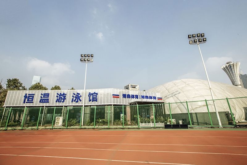 贺龙体育中心恒温游泳馆 贺龙体育中心恒温游泳馆